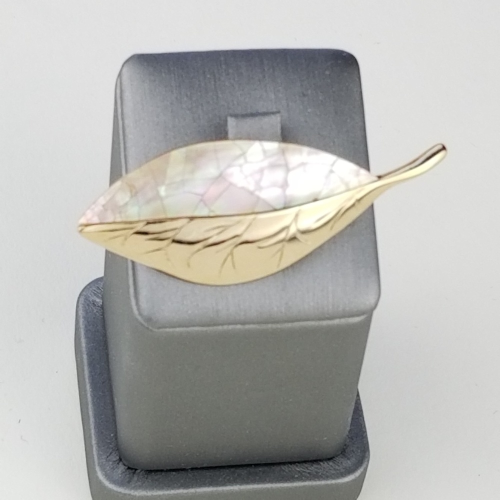 LC Mother of Pearl and Goldtone Brooch J146 (A20) - Picture 7 of 7